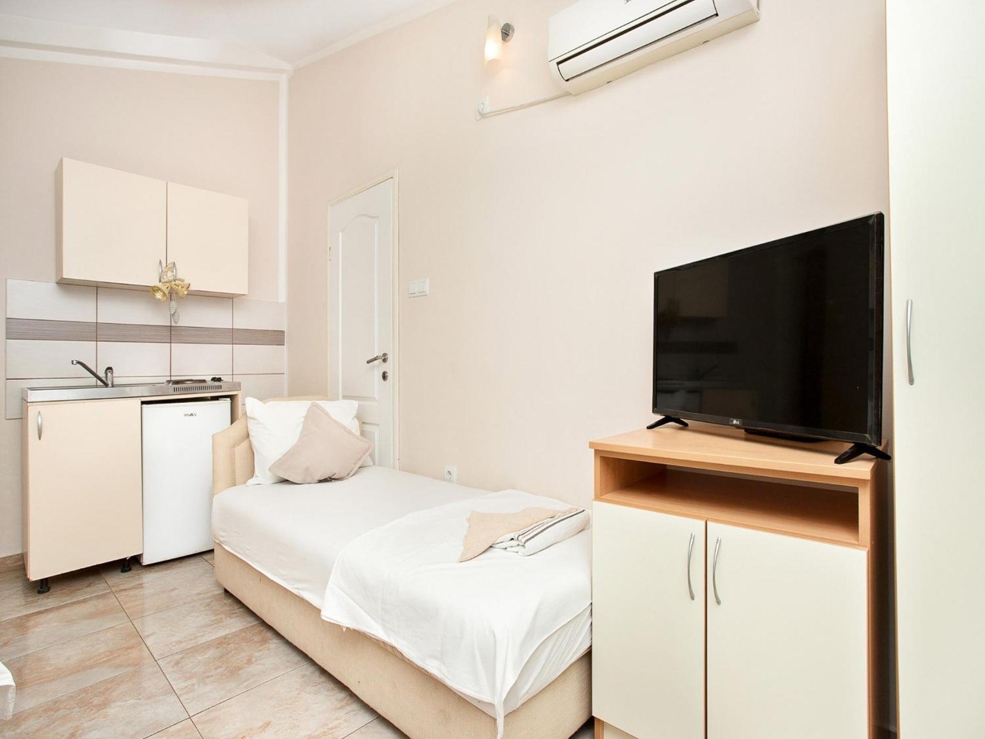 Mik5 - Famous Jaz Guest house 3*