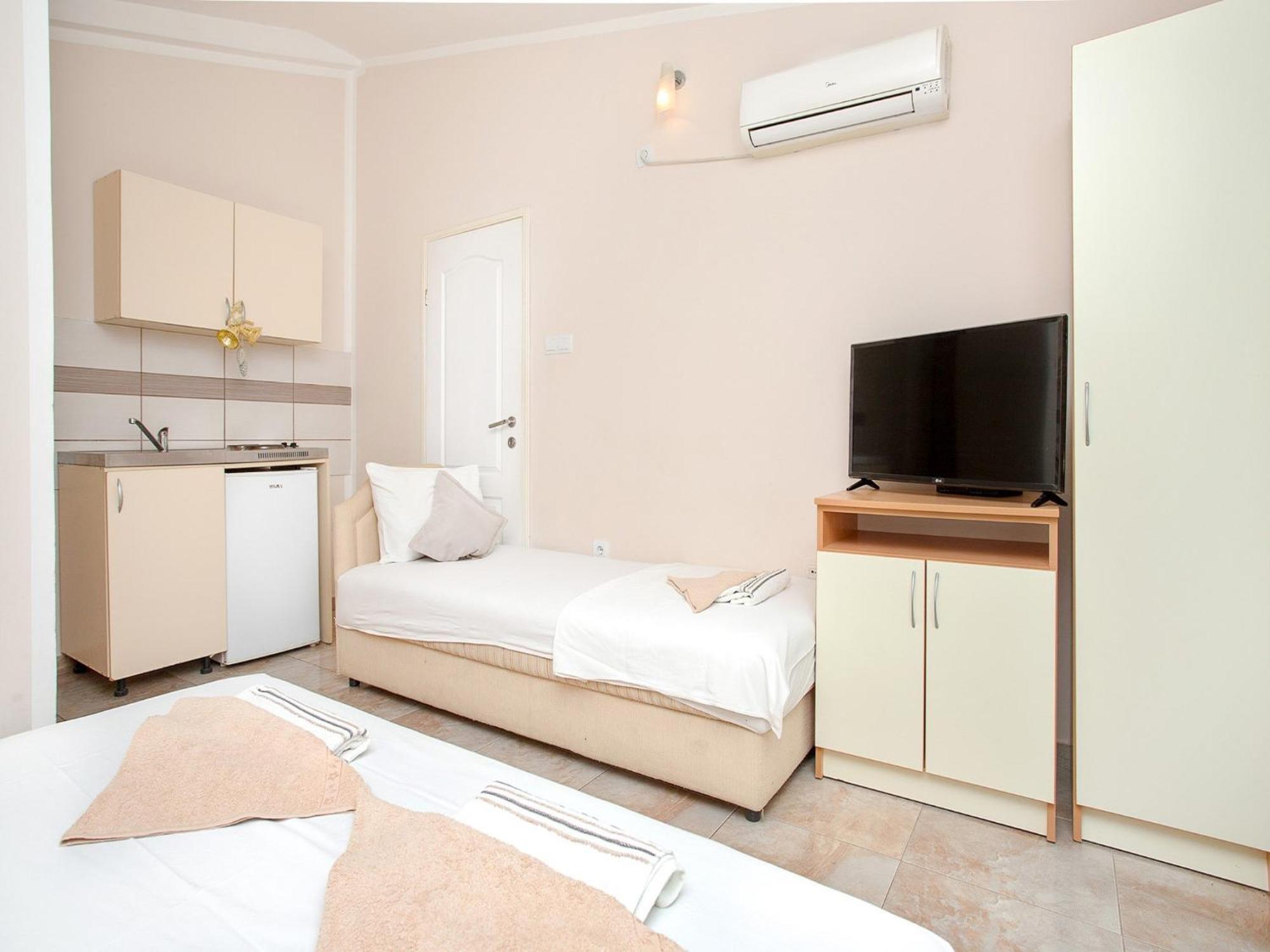 Mik5 - Famous Jaz Guest house