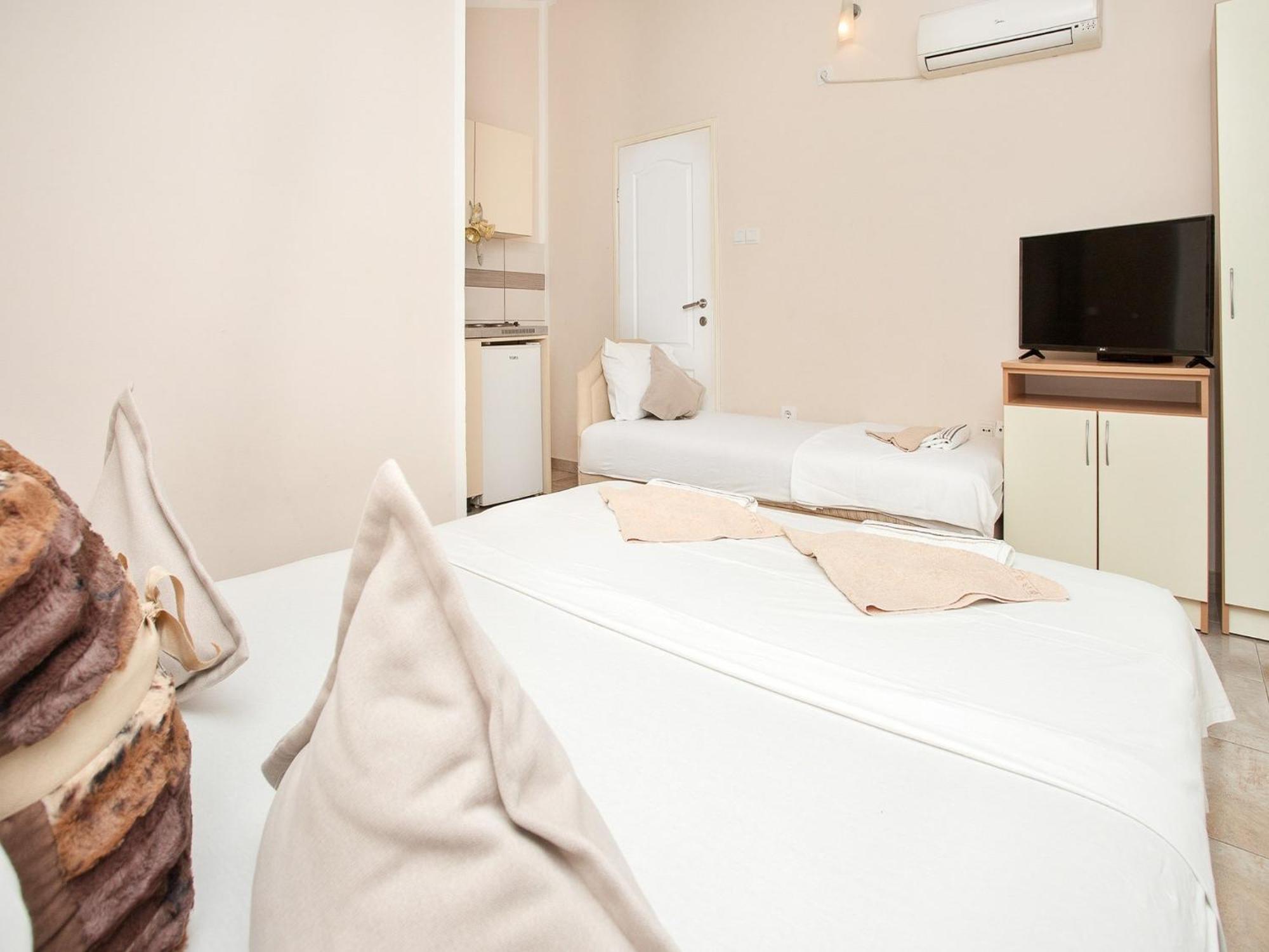 Mik5 - Famous Jaz Guest house